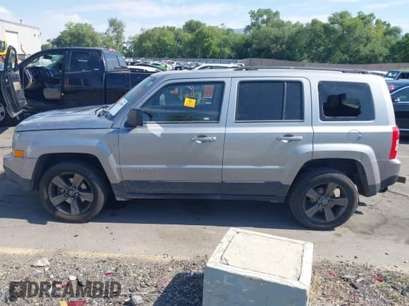 ✅ 2015 Jeep Patriot Latitude • VIN: 1C4NJPFA2FD126504 • Lot: 42629000. Wystawiony na IAAI z przebiegiem 123 019 mil. Bezpłatny archiwum sprzedaży aukcyjnych z USA i szczegółowy raport historii pojazdu na DreamBid. Zdjęcie 14.