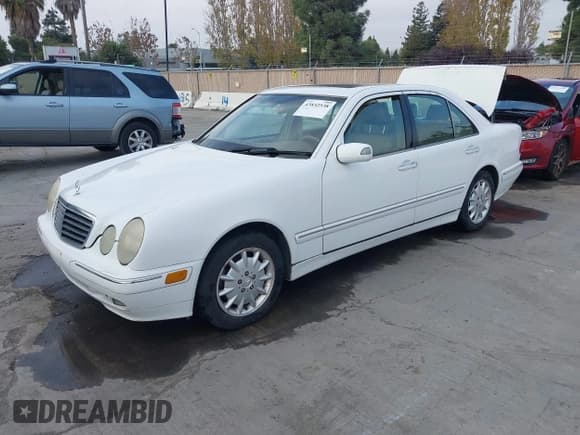✅ 2000 Mercedes-Benz E 320 • VIN: WDBJF65J9YB110941 • Лот: 43832538. Опубликован ранее на IAAI с пробегом Не указан. Бесплатный доступ к архиву аукционных продаж из США и подробный отчёт об истории автомобиля на DreamBid. Изображение 2.