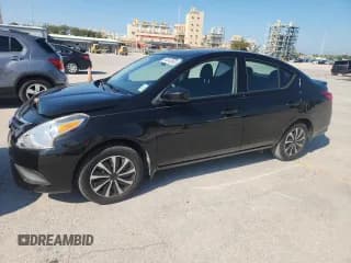 ✅ 2018 Nissan Versa SV • VIN: 3N1CN7APXJL834528 • Лот: 90043565. Опубликован ранее на Copart с пробегом 98 093 миль. Бесплатный доступ к архиву аукционных продаж из США и подробный отчёт об истории автомобиля на DreamBid. Изображение 1.