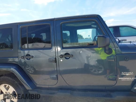 ✅ 2008 Jeep Wrangler Unlimited Sahara • VIN: 1J4GA59128L571725 • Lot: 43249920. Listed on IAAI with 185,270 mi. Free auction sales archive from the USA and detailed vehicle history report at DreamBid. Image 13.