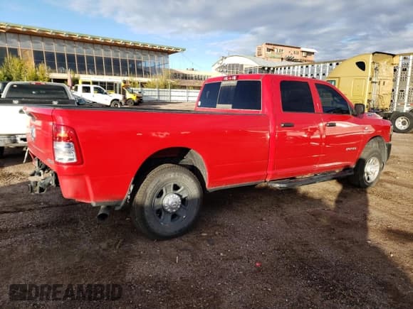 ✅ 2022 Ram 2500 Tradesman • VIN: 3C6UR5HLXNG319256 • Lot: 77614424. Wystawiony na Copart z przebiegiem 43 755 mil. Bezpłatny archiwum sprzedaży aukcyjnych z USA i szczegółowy raport historii pojazdu na DreamBid. Zdjęcie 3.
