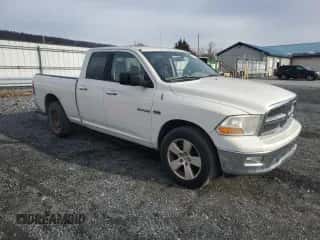 2009 Dodge 1500 SLT z VIN 1D3HV18TX9S777920, wystawiony jako Copart lot #82834554 z przebiegiem 143 558 mil mil oraz Czysty tytuł • Clean title. Historia ofert i sprzedaży dostępna na DreamBid. Obrazek 4.