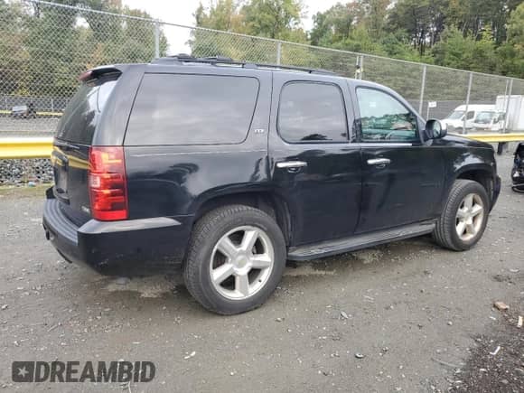 2008 Chevrolet Tahoe LTZ z VIN 1GNFK130X8R108064, wystawiony jako Copart lot #82318205 z przebiegiem 193 430 mil mil oraz Szkoda całkowita • Salvage title. Historia ofert i sprzedaży dostępna na DreamBid. Obrazek 3.