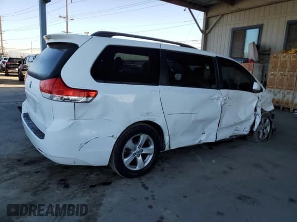 ✅ 2014 Toyota Sienna LE • VIN: 5TDKK3DC6ES414574 • Lot: 82541325. Wystawiony na Copart z przebiegiem 198 334 mil. Bezpłatny archiwum sprzedaży aukcyjnych z USA i szczegółowy raport historii pojazdu na DreamBid. Zdjęcie 3.