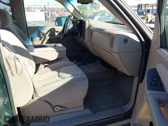 ✅ 2003 Chevrolet Silverado 2500HD LS • VIN: 1GCHK23193F166158 • Lot: 41483404. Wystawiony na IAAI z przebiegiem 238 704 mil. Bezpłatny archiwum sprzedaży aukcyjnych z USA i szczegółowy raport historii pojazdu na DreamBid. Zdjęcie 5.