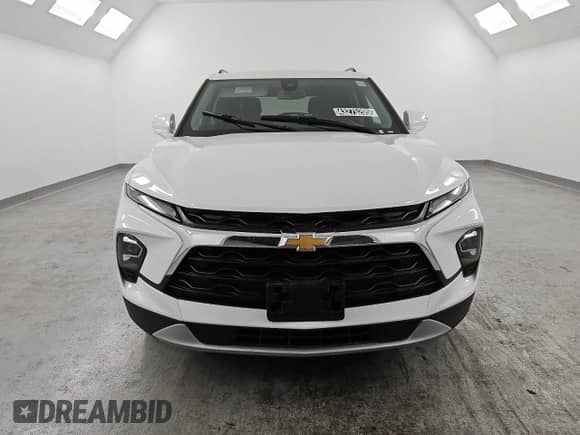 2024 Chevrolet Blazer LT z VIN 3GNKBJR44RS195547, wystawiony jako Copart lot #43275205 z przebiegiem 25 318 mil mil oraz Czysty tytuł • Clean title. Historia ofert i sprzedaży dostępna na DreamBid. Obrazek 5.