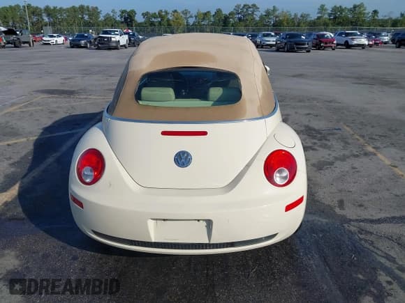 ✅ 2008 Volkswagen Beetle SE • VIN: 3VWRF31Y78M400414 • Lot: 43267745. Listed on IAAI with 129,692 mi. Free auction sales archive from the USA and detailed vehicle history report at DreamBid. Image 16.