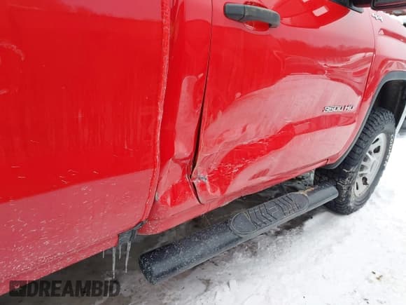 ✅ 2018 GMC Sierra 3500HD • VIN: 1GT02VEG0JZ256858 • Lot: 41392499. Wystawiony na IAAI z przebiegiem 95 249 mil. Bezpłatny archiwum sprzedaży aukcyjnych z USA i szczegółowy raport historii pojazdu na DreamBid. Zdjęcie 18.