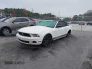 ✅ 2012 Ford Mustang V6 • VIN: 1ZVBP8EMXC5273420 • Lot: 43741870. Wystawiony na IAAI z przebiegiem 225 666 mil. Bezpłatny archiwum sprzedaży aukcyjnych z USA i szczegółowy raport historii pojazdu na DreamBid. Zdjęcie 2.