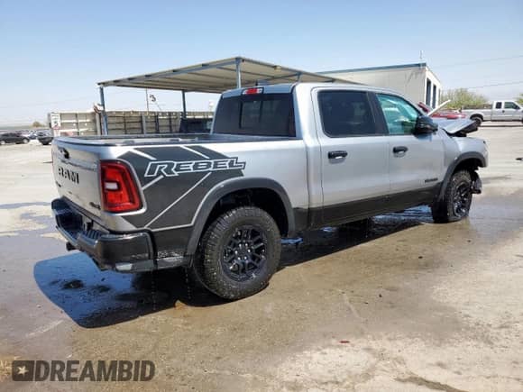 2025 Ram 1500 Rebel z VIN 1C6SRFLP0SN570460, wystawiony jako Copart lot #60926435 z przebiegiem 35 584 mil mil oraz Czysty tytuł • Clean title. Historia ofert i sprzedaży dostępna na DreamBid. Obrazek 3.