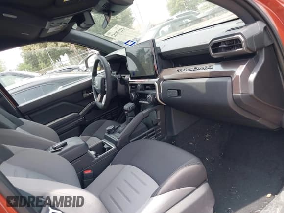 ✅ 2025 Toyota Tacoma SR • VIN: 3TMLB5JN1SM101031 • Лот: 42178182. Опубликован ранее на IAAI с пробегом 676 миль. Бесплатный доступ к архиву аукционных продаж из США и подробный отчёт об истории автомобиля на DreamBid. Изображение 5.