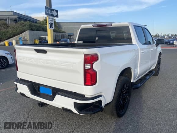 ✅ 2020 Chevrolet Silverado 1500 RST • VIN: 1GCUYEEL8LZ230024 • Lot: 42311134. Wystawiony na IAAI z przebiegiem 141 571 mil. Bezpłatny archiwum sprzedaży aukcyjnych z USA i szczegółowy raport historii pojazdu na DreamBid. Zdjęcie 4.