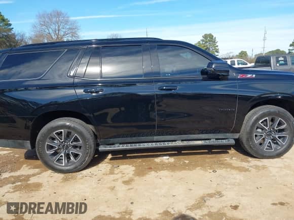 2022 Chevrolet Tahoe Z71 z VIN 1GNSKPKD1NR185780, wystawiony jako IAAI lot #41301544 z przebiegiem 54 359 mil mil oraz . Historia ofert i sprzedaży dostępna na DreamBid. Obrazek 13.