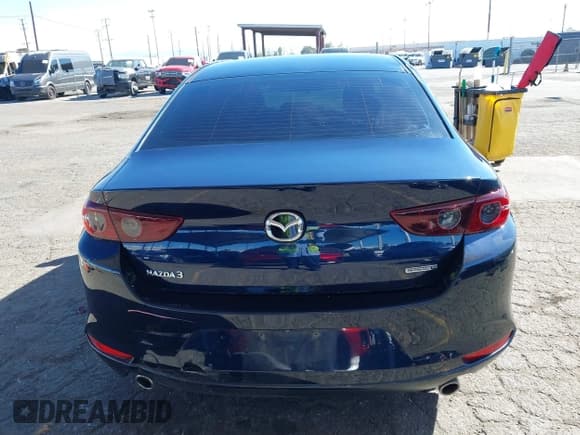 ✅ 2020 Mazda 3 • VIN: 3MZBPABLXLM130500 • Лот: 43493533. Опубликован ранее на IAAI с пробегом 67 727 миль. Бесплатный доступ к архиву аукционных продаж из США и подробный отчёт об истории автомобиля на DreamBid. Изображение 17.