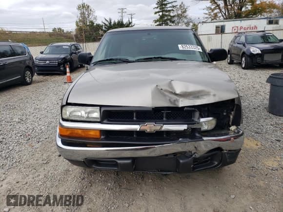 ✅ 2003 Chevrolet S-10 LS • VIN: 1GCCS19X238263447 • Lot: 82533325. Wystawiony na Copart z przebiegiem 89 514 mil. Bezpłatny archiwum sprzedaży aukcyjnych z USA i szczegółowy raport historii pojazdu na DreamBid. Zdjęcie 5.