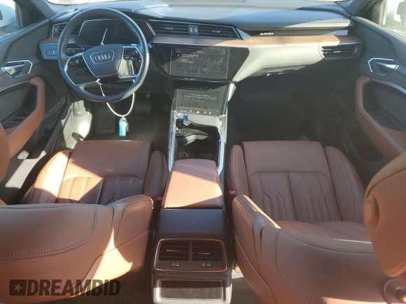 ✅ 2019 Audi e-tron Prestige • VIN: WA1VAAGE7KB025148 • Лот: 85916685. Опубликован ранее на Copart с пробегом 37 961 миль. Бесплатный доступ к архиву аукционных продаж из США и подробный отчёт об истории автомобиля на DreamBid. Изображение 8.