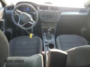 ✅ 2022 Volkswagen Tiguan S • VIN: 3VV0B7AX9NM054563 • Lot: 65988455. Wystawiony na Copart z przebiegiem 97 281 mil. Bezpłatny archiwum sprzedaży aukcyjnych z USA i szczegółowy raport historii pojazdu na DreamBid. Zdjęcie 8.