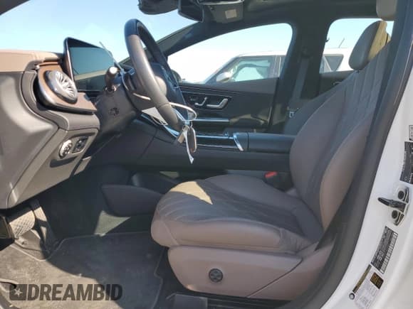 ✅ 2024 Mercedes-Benz EQE 350 • VIN: W1KEG1CB3RF042683 • Lot: 70108085. Wystawiony na Copart z przebiegiem 12 196 mil. Bezpłatny archiwum sprzedaży aukcyjnych z USA i szczegółowy raport historii pojazdu na DreamBid. Zdjęcie 7.