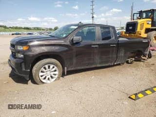 ✅ 2019 Chevrolet Silverado 1500 Custom • VIN: 1GCRYBEF2KZ282813 • Lot: 64298315. Wystawiony na Copart z przebiegiem 74 825 mil. Bezpłatny archiwum sprzedaży aukcyjnych z USA i szczegółowy raport historii pojazdu na DreamBid. Zdjęcie 1.