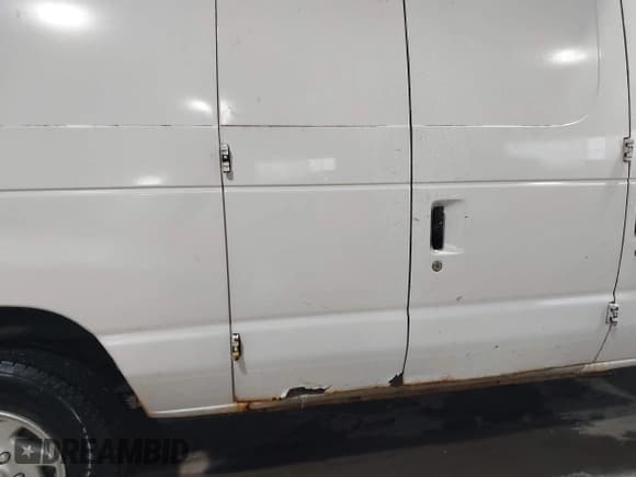 ✅ 2014 Ford Econoline Cargo Commercial • VIN: 1FTNE2EW6EDA09124 • Lot: 43673483. Wystawiony na IAAI z przebiegiem 190 347 mil. Bezpłatny archiwum sprzedaży aukcyjnych z USA i szczegółowy raport historii pojazdu na DreamBid. Zdjęcie 6.