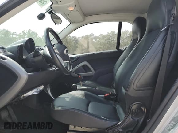 ✅ 2015 Smart fortwo Passion • VIN: WMEEJ3BA6FK807938 • Lot: 53860475. Wystawiony na Copart z przebiegiem 77 748 mil. Bezpłatny archiwum sprzedaży aukcyjnych z USA i szczegółowy raport historii pojazdu na DreamBid. Zdjęcie 7.