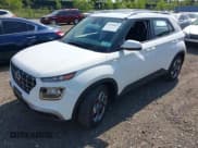 ✅ 2024 Hyundai Venue SEL • VIN: KMHRC8A31RU285783 • Lot: 42143812. Wystawiony na IAAI z przebiegiem 3 481 mil. Bezpłatny archiwum sprzedaży aukcyjnych z USA i szczegółowy raport historii pojazdu na DreamBid. Zdjęcie 2.