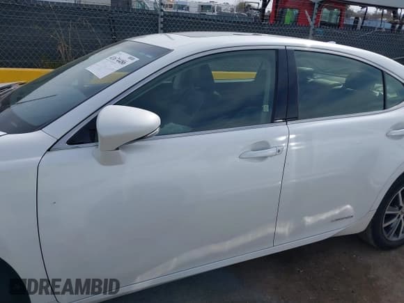 ✅ 2016 Lexus ES 300h • VIN: JTHBW1GG4G2114905 • Lot: 41674486. Listed on IAAI with 185,835 mi. Free auction sales archive from the USA and detailed vehicle history report at DreamBid. Image 15.