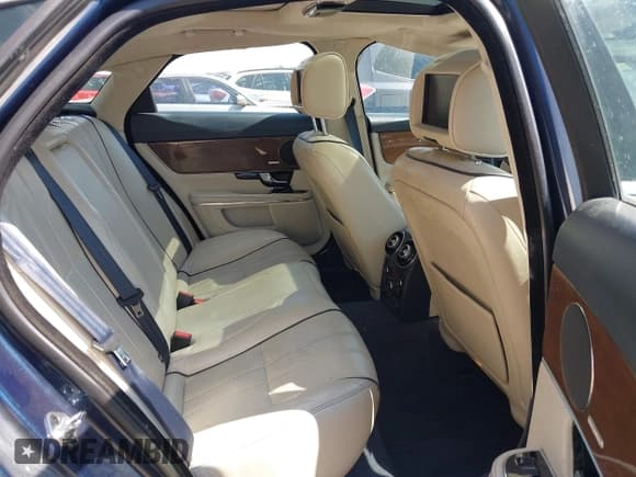 ✅ 2010 Jaguar XJ Supercharged • VIN: SAJWA1GE4AMV00124 • Lot: 43334610. Listed on IAAI with 191,012 mi. Free auction sales archive from the USA and detailed vehicle history report at DreamBid. Image 8.