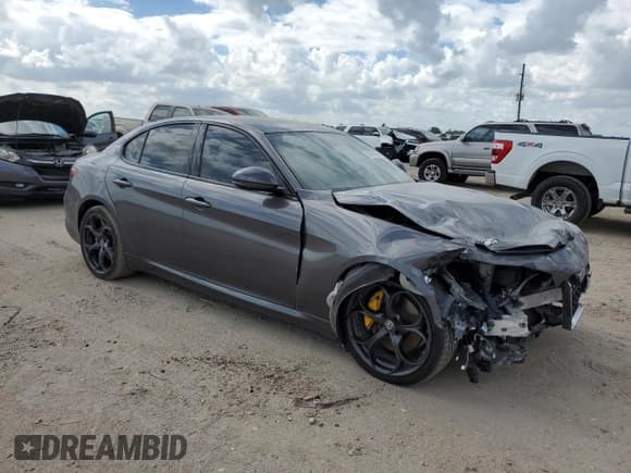 ✅ 2018 Alfa Romeo Giulia Ti Sport • VIN: ZARFAECN6J7583264 • Lot: 86291855. Wystawiony na Copart z przebiegiem 101 756 mil. Bezpłatny archiwum sprzedaży aukcyjnych z USA i szczegółowy raport historii pojazdu na DreamBid. Zdjęcie 4.