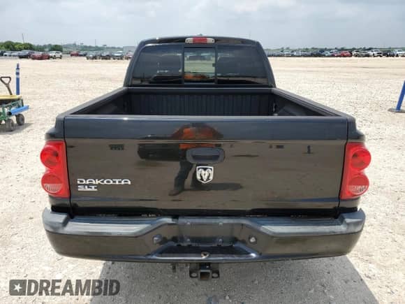 2007 Dodge Dakota SLT z VIN 1D7HW48K97S129325, wystawiony jako Copart lot #55304415 z przebiegiem 125 506 mil mil oraz Czysty tytuł • Clean title. Historia ofert i sprzedaży dostępna na DreamBid. Obrazek 6.