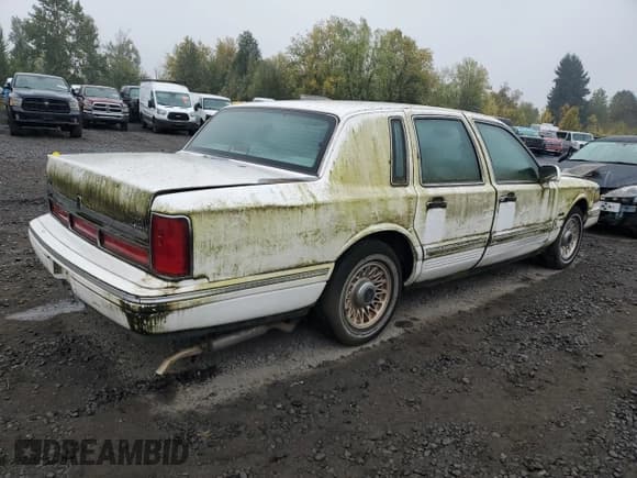 ✅ 1997 Lincoln Town Car Executive • VIN: 1LNLM81W2VY641061 • Lot: 87099085. Wystawiony na Copart z przebiegiem 80 093 mil. Bezpłatny archiwum sprzedaży aukcyjnych z USA i szczegółowy raport historii pojazdu na DreamBid. Zdjęcie 3.