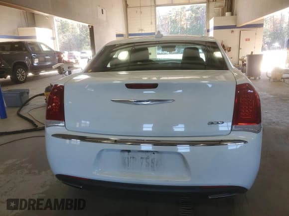 ✅ 2016 Chrysler 300 Limited • VIN: 2C3CCAAG7GH223698 • Лот: 93133275. Опубликован ранее на Copart с пробегом 101 798 миль. Бесплатный доступ к архиву аукционных продаж из США и подробный отчёт об истории автомобиля на DreamBid. Изображение 6.