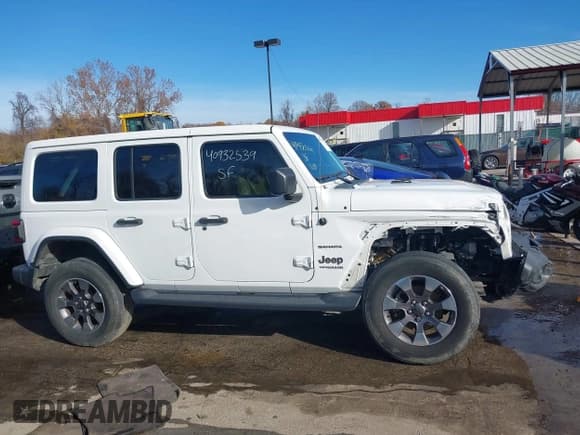 ✅ 2020 Jeep Wrangler Unlimited Sahara Altitude • VIN: 1C4HJXEG7LW196700 • Lot: 40932539. Wystawiony na IAAI z przebiegiem 110 891 mil. Bezpłatny archiwum sprzedaży aukcyjnych z USA i szczegółowy raport historii pojazdu na DreamBid. Zdjęcie 14.