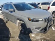 ✅ 2020 Jeep Cherokee Altitude • VIN: 1C4PJMLB5LD579435 • Lot: 82205934. Wystawiony na Copart z przebiegiem 53 648 mil. Bezpłatny archiwum sprzedaży aukcyjnych z USA i szczegółowy raport historii pojazdu na DreamBid. Zdjęcie 4.