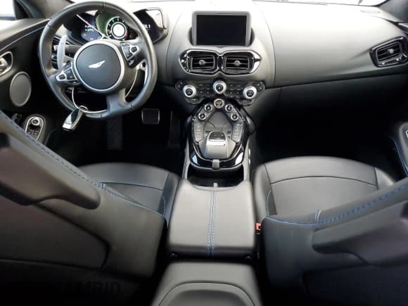 ✅ 2020 Aston Martin Vantage • VIN: SCFSMGAW3LGN03625 • Lot: 86402044. Wystawiony na Copart z przebiegiem 25 711 mil. Bezpłatny archiwum sprzedaży aukcyjnych z USA i szczegółowy raport historii pojazdu na DreamBid. Zdjęcie 8.