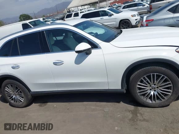 ✅ 2024 Mercedes-Benz GLC 300 • VIN: W1NKM4HB1RF169506 • Lot: 43121998. Wystawiony na IAAI z przebiegiem 11 152 mil. Bezpłatny archiwum sprzedaży aukcyjnych z USA i szczegółowy raport historii pojazdu na DreamBid. Zdjęcie 13.