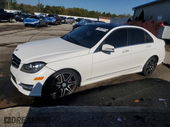 ✅ 2014 Mercedes-Benz C 300 Sport • VIN: WDDGF8AB7ER310960 • Лот: 86628545. Опубликован ранее на Copart с пробегом 118 301 миль. Бесплатный доступ к архиву аукционных продаж из США и подробный отчёт об истории автомобиля на DreamBid. Изображение 1.