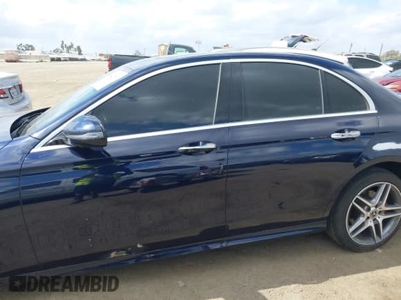 ✅ 2018 Mercedes-Benz E 300 • VIN: WDDZF4JB4JA319061 • Lot: 43422096. Wystawiony na IAAI z przebiegiem 121 793 mil. Bezpłatny archiwum sprzedaży aukcyjnych z USA i szczegółowy raport historii pojazdu na DreamBid. Zdjęcie 14.