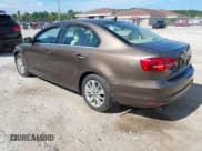 ✅ 2015 Volkswagen Jetta SE • VIN: 3VWLA7AJ4FM328907 • Lot: 42842123. Wystawiony na IAAI z przebiegiem 165 721 mil. Bezpłatny archiwum sprzedaży aukcyjnych z USA i szczegółowy raport historii pojazdu na DreamBid. Zdjęcie 3.