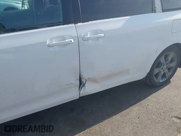 ✅ 2012 Toyota Sienna SE • VIN: 5TDXK3DC1CS221798 • Lot: 41989210. Listed on IAAI with 198,962 mi. Free auction sales archive from the USA and detailed vehicle history report at DreamBid. Image 6.