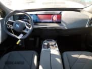 ✅ 2022 BMW iX xDrive50 • VIN: WB523CF06NCK54791 • Lot: 68536822. Wystawiony na Copart z przebiegiem 1 803 mil. Bezpłatny archiwum sprzedaży aukcyjnych z USA i szczegółowy raport historii pojazdu na DreamBid. Zdjęcie 8.
