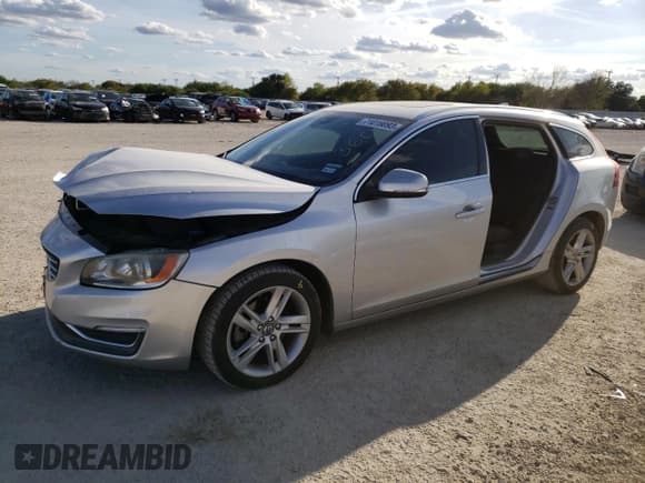 ✅ 2015 Volvo V60 T5 Drive-E Premier • VIN: YV140MEB3F1190649 • Lot: 71019093. Listed on Copart with 82,813 mi. Free auction sales archive from the USA and detailed vehicle history report at DreamBid. Image 1.