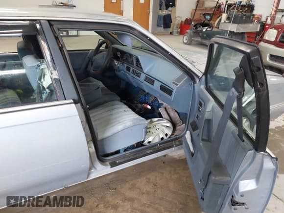 ✅ 1994 Oldsmobile Cutlass Ciera S • VIN: 1G3AG55M1R6384518 • Lot: 41714821. Wystawiony na IAAI z przebiegiem 108 397 mil. Bezpłatny archiwum sprzedaży aukcyjnych z USA i szczegółowy raport historii pojazdu na DreamBid. Zdjęcie 5.