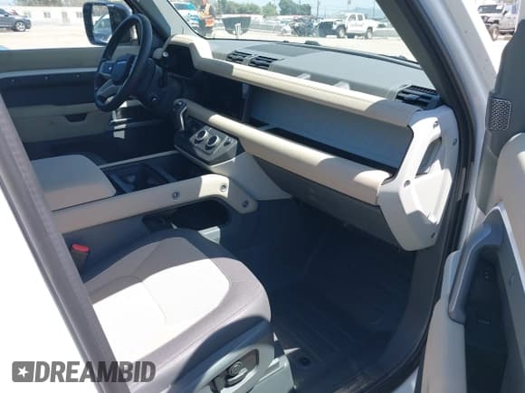 ✅ 2024 Land Rover Defender X-Dynamic SE • VIN: SALE27EU5R2352344 • Lot: 42314350. Listed on IAAI with 12,517 mi. Free auction sales archive from the USA and detailed vehicle history report at DreamBid. Image 5.