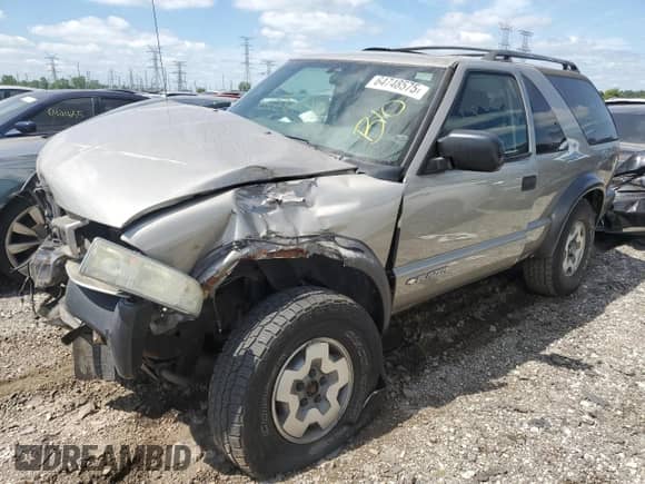 2004 Chevrolet Blazer LS z VIN 1GNCT18X54K104416, wystawiony jako Copart lot #64748575 z przebiegiem Nie podano mil oraz Szkoda całkowita • Salvage title. Historia ofert i sprzedaży dostępna na DreamBid. Obrazek 1.