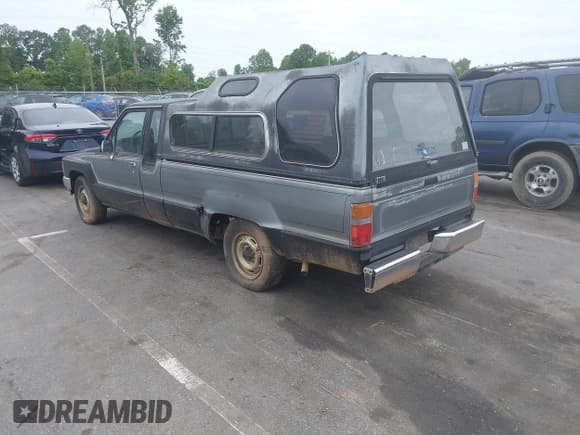 ✅ 1987 Toyota Pickup • VIN: JT4RN70D7H0032802 • Lot: 42205828. Wystawiony na IAAI z przebiegiem 340 768 mil. Bezpłatny archiwum sprzedaży aukcyjnych z USA i szczegółowy raport historii pojazdu na DreamBid. Zdjęcie 3.