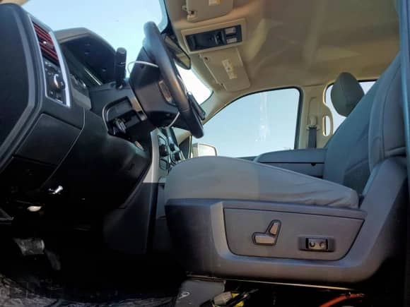 2015 Ram 1500 Outdoorsman z VIN 1C6RR6LT5FS755137, wystawiony jako Copart lot #90287375 z przebiegiem 51 999 mil mil oraz Szkoda całkowita • Salvage title. Historia ofert i sprzedaży dostępna na DreamBid. Obrazek 7.