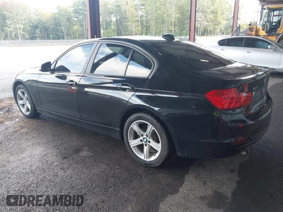 ✅ 2015 BMW 3 Series 320i xDrive • VIN: WBA3C3C51FP664737 • Lot: 43131722. Wystawiony na IAAI z przebiegiem 182 056 mil. Bezpłatny archiwum sprzedaży aukcyjnych z USA i szczegółowy raport historii pojazdu na DreamBid. Zdjęcie 3.