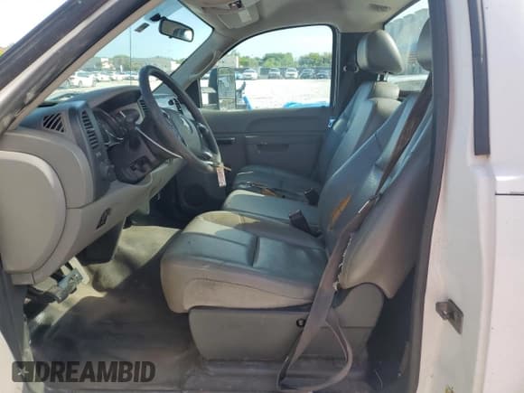 ✅ 2012 Chevrolet Silverado 2500HD Work Truck • VIN: 1GC0CVCG5CF138907 • Lot: 63101555. Wystawiony na Copart z przebiegiem 332 432 mil. Bezpłatny archiwum sprzedaży aukcyjnych z USA i szczegółowy raport historii pojazdu na DreamBid. Zdjęcie 7.