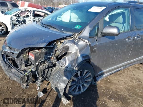 ✅ 2018 Toyota Sienna XLE • VIN: 5TDDZ3DCXJS199733 • Lot: 41357266. Listed on IAAI with 66,692 mi. Free auction sales archive from the USA and detailed vehicle history report at DreamBid. Image 17.